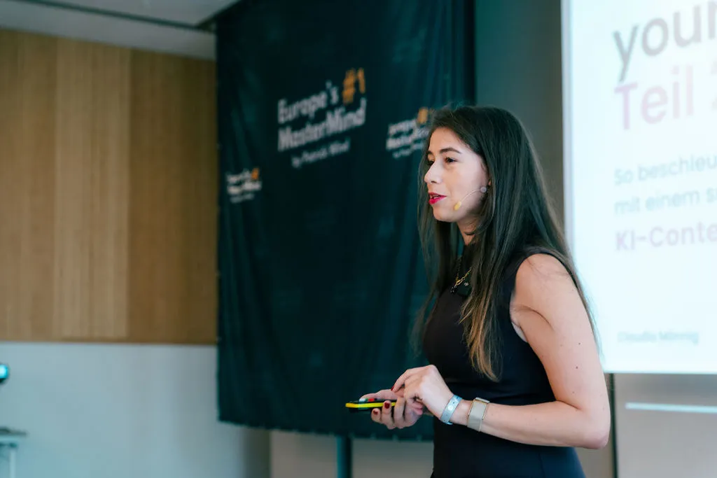 Claudia-Rabia Mönnig bei ihrer Keynote auf Europe's #1 MasterMind auf Ibiza