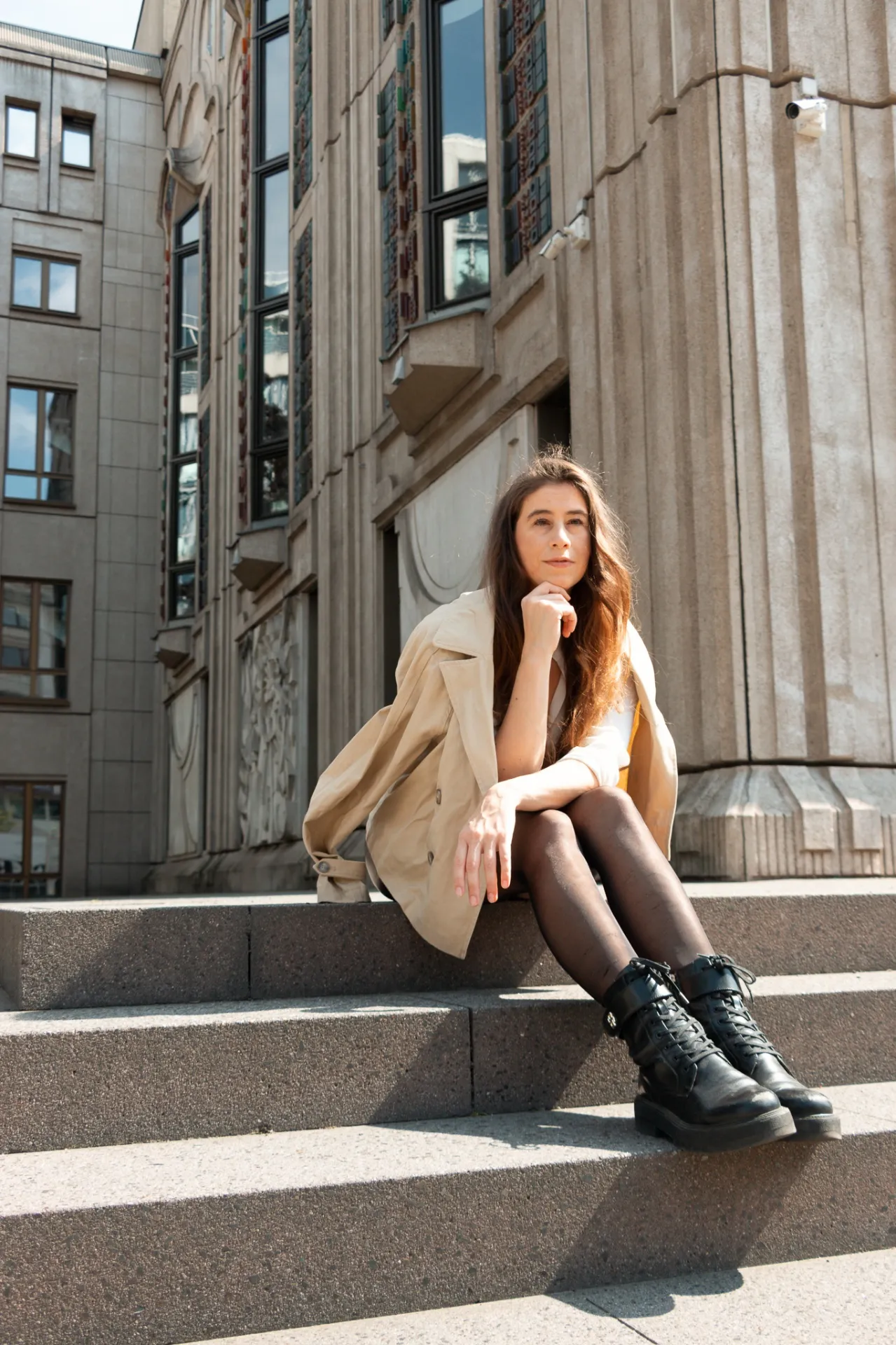 Claudia-Rabia Mönnig auf einer Treppe sitzend