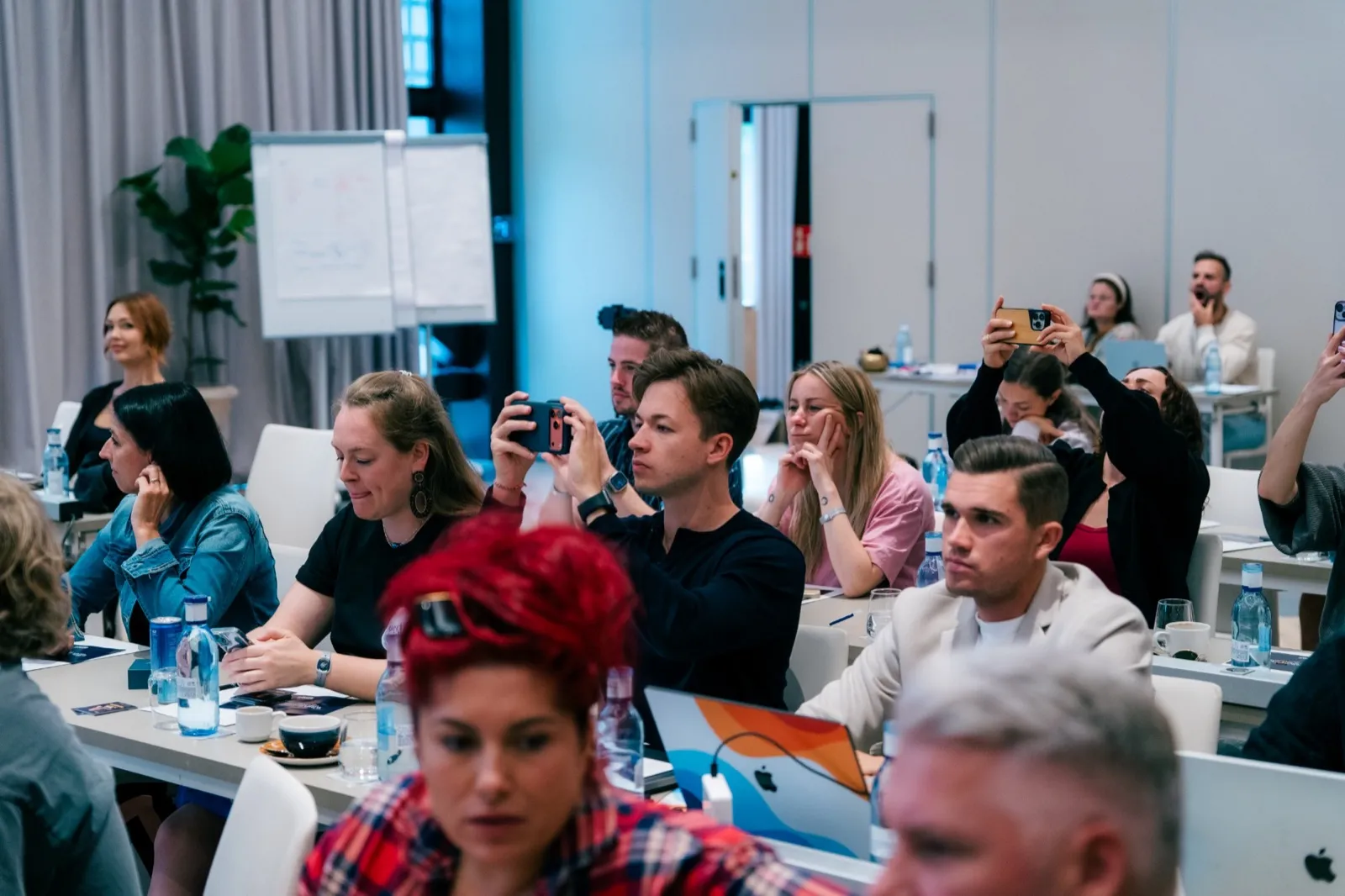 Publikum filmt die Folien mit dem Handy