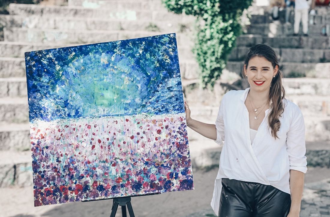 Claudia Mönnig mit einem ihrer großen Vision-Painting-Bilder