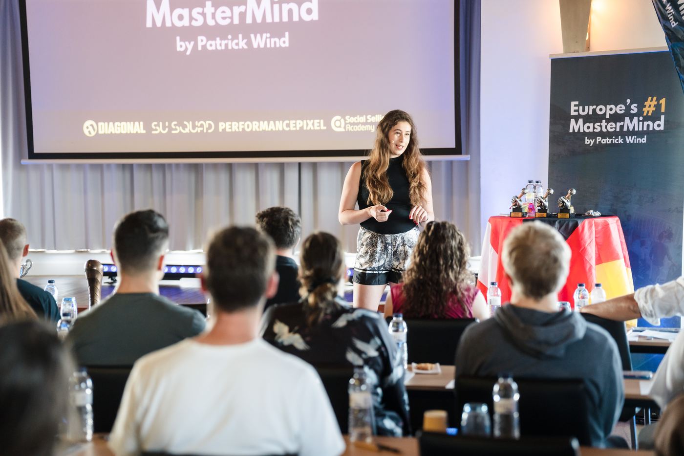 Claudia Mönnig leitet Vision Painting vor einer Gruppe von Unternehmerinnen und Unternehmern